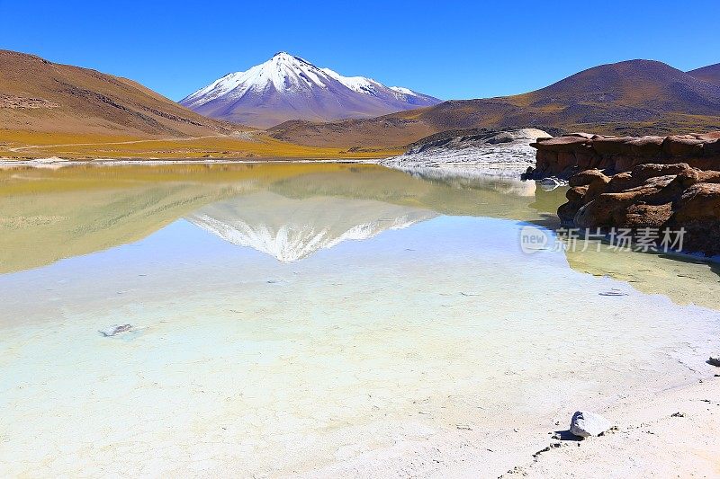 Salar de Talar和Miniques白雪皑皑的火山-日出时绿松石湖的倒影和Piedras rojas(红色石头)的岩层，田园般的阿塔卡马沙漠，火山景观全景-圣佩德罗阿塔卡马，智利，Bolívia和阿根廷边境